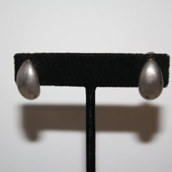 Vintage silver clip on earrings .75" - Picture 1 of 4